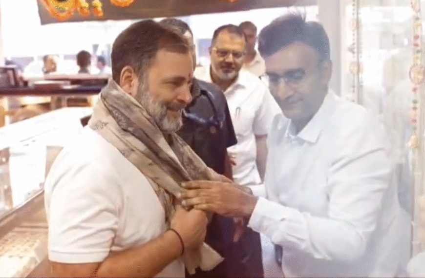 मिठाई वाले ने राहुल गांधी से कहा – “आप जल्दी शादी करिए”, मुस्कराकर रह गए कांग्रेस नेता | देखें वायरल वीडियो