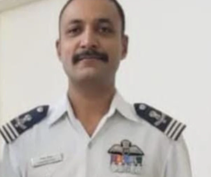 दुबई एयर शो में HAL Tejas विमानों के प्रदर्शन दौरान हादसा — नमान्श स्याल पायलट शहीद, हिमाचल का गाँव शोक में